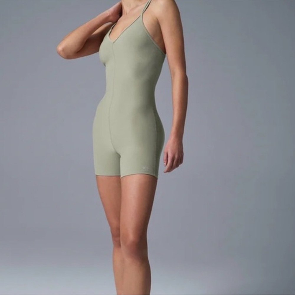 Alo Yoga Suns Out Bodysuit Jumpsuit Romper 1 Piece Limestone Green Sz S 4-6 Rare